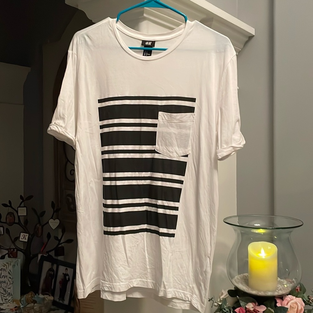 Like new H&M short sleeve T-shirt, men’s size medium, soft cotton